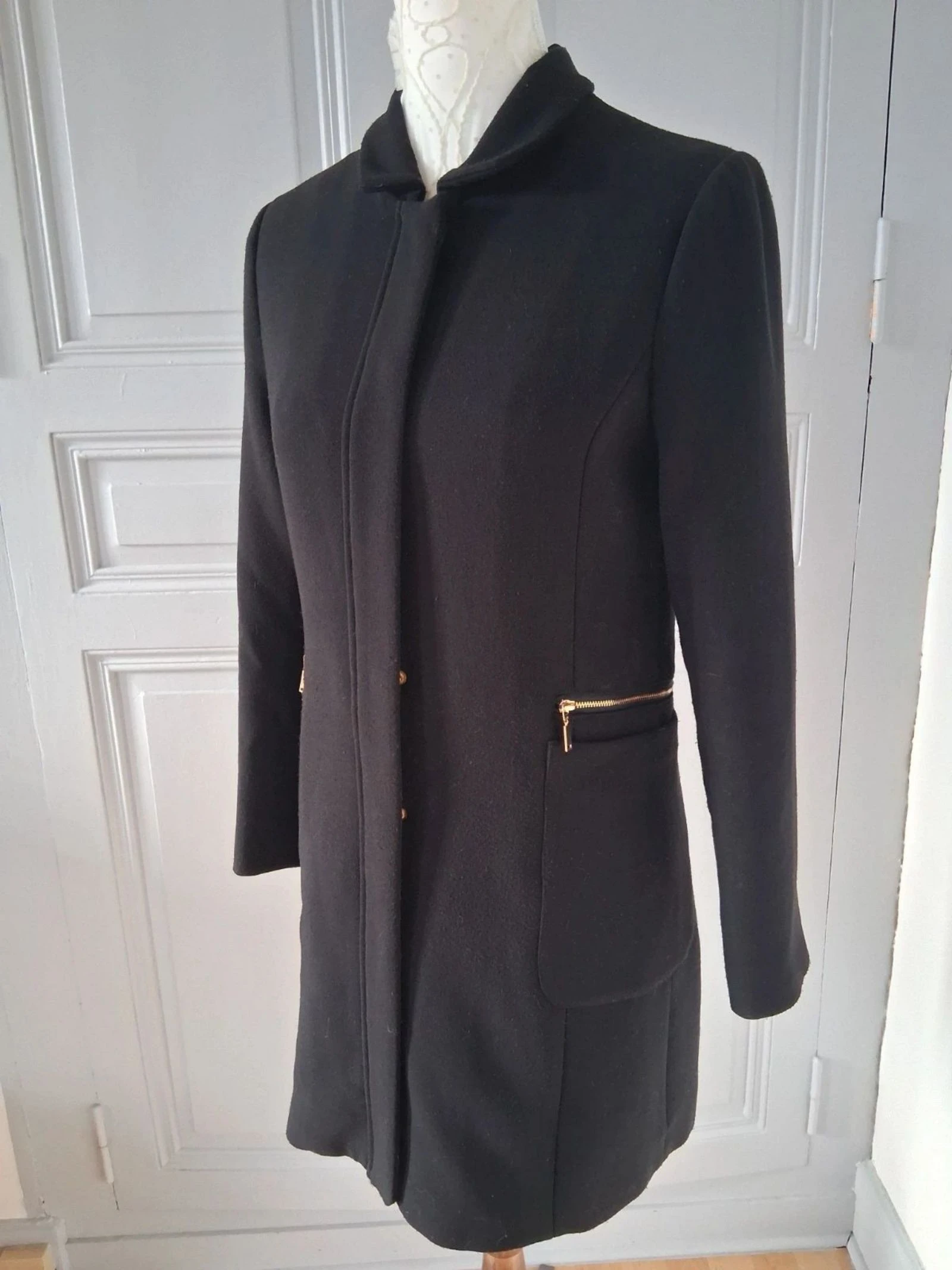 Abrigo negro Galeries Lafayettes - Cremallera y botones dorados - Talla 36 – photo 3